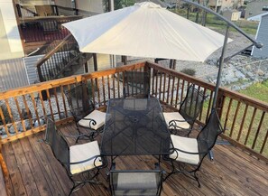 Outdoor dining - Quintessential cottage walking distance to Oaklawn and minutes from downtown (Hot Springs)