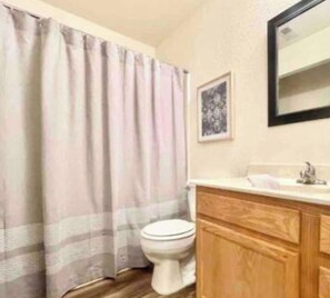 Secadora de cabello, toallas, jabón, papel de baño 