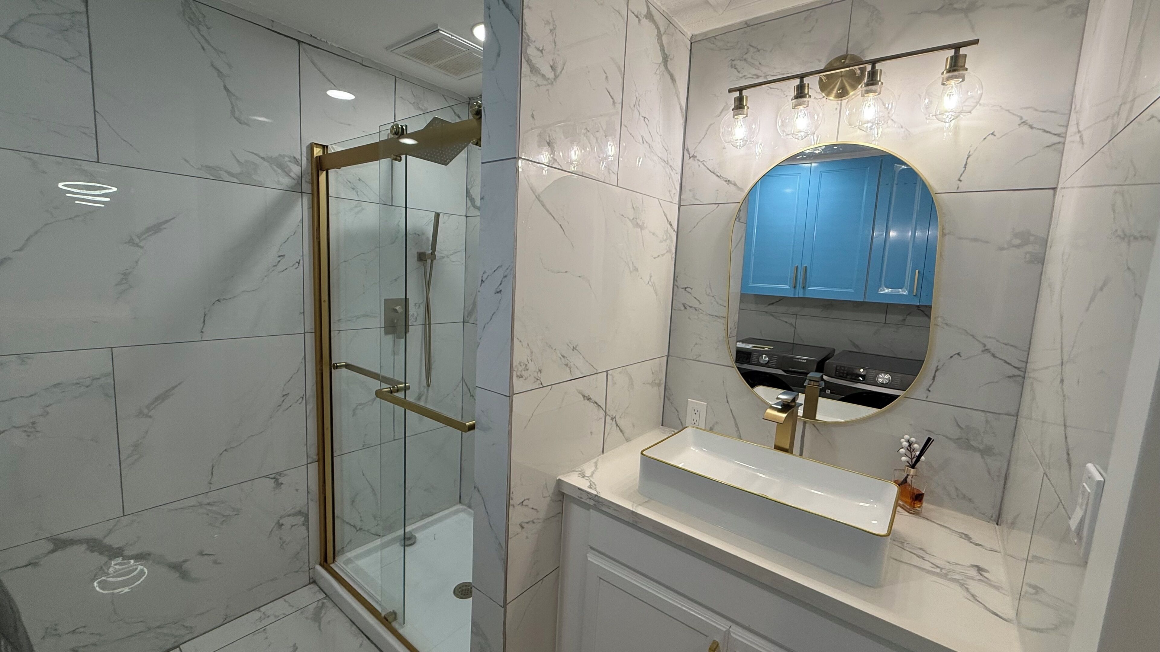 Shower, hair dryer, bidet, towels