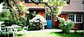 Vacations in a quietly situated, original Frisian house with approx. 1000 square meters of garden