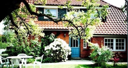 Ferien im ruhig gelegenen, originalen Friesenhaus mit ca. 1000qm großem Garten