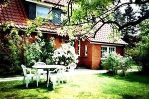 Outdoor dining - Vacations in a quietly situated, original Frisian house with approx. 1000 square meters of garden (Norden)