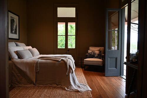 Historic Hunter Valley bush retreat with valley views& slow weekends by the fire