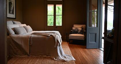 Historic Hunter Valley bush retreat with valley views& slow weekends by the fire