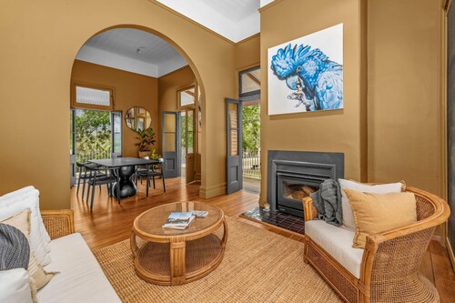 Historic Hunter Valley bush retreat with valley views& slow weekends by the fire