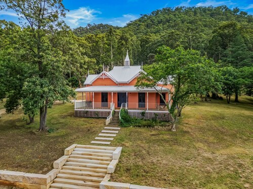 Historic Hunter Valley bush retreat with valley views& slow weekends by the fire