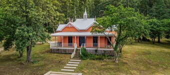 Historic Hunter Valley bush retreat with valley views& slow weekends by the fire