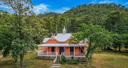 Historic Hunter Valley bush retreat with valley views& slow weekends by the fire