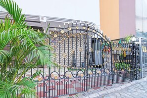 House | Meja sambut tetamu