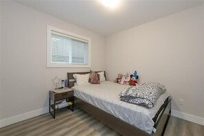 Room - Spacious 2BR Suite w/ Yard – Walk to SkyTrain, Easy Downtown Access (New Westminster)