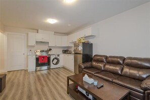 Interior - Spacious 2BR Suite w/ Yard – Walk to SkyTrain, Easy Downtown Access (New Westminster)