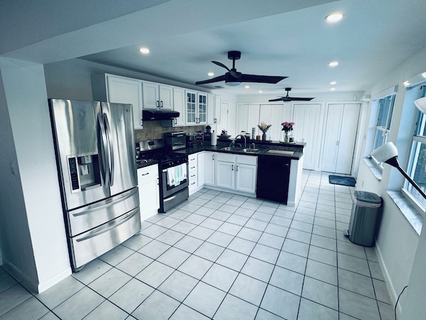 Private kitchen - 3-bedroom house in lovely Cutler Bay with AC and comfort (Cutler Bay)