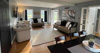 Wooded Lakeside Retreat Near Grand Park + GameRoom