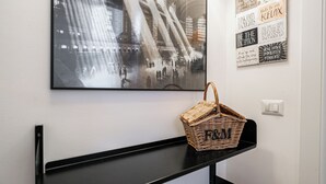 Eine Wand mit einem Schwarz-Weiß-Foto eines historischen Gebäudes, einem Korbwesen mit dem Schriftzug 'FARM' und motivierenden Zitaten.