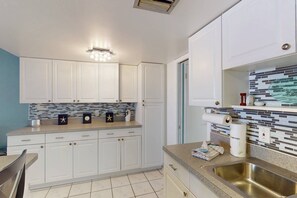 Microwave, coffee/tea maker, blender - Optimal Beachfront Location on Treasure Island. Heated Pool. No Car Required! (Treasure Island)