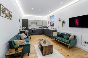 Living area - 2 Bedroom Flat 2min walk from Canada Water station for Contractors,Group,Family. (London)