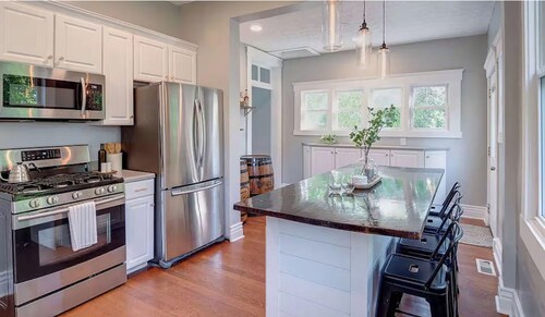 Barrel House on Derby Row • 1890s Home Near Distilleries & Derby + Pvt Parking