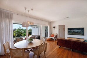 Smart TV - SiX Huskisson: Statement luxury home, all ensuite bedrooms, walk everywhere (Huskisson)