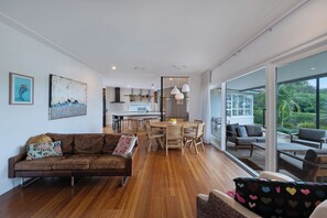 Smart TV - SiX Huskisson: Statement luxury home, all ensuite bedrooms, walk everywhere (Huskisson)