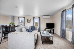 TV - Seabreeze Apartment - NEW! Close to Acadia! (Trenton)