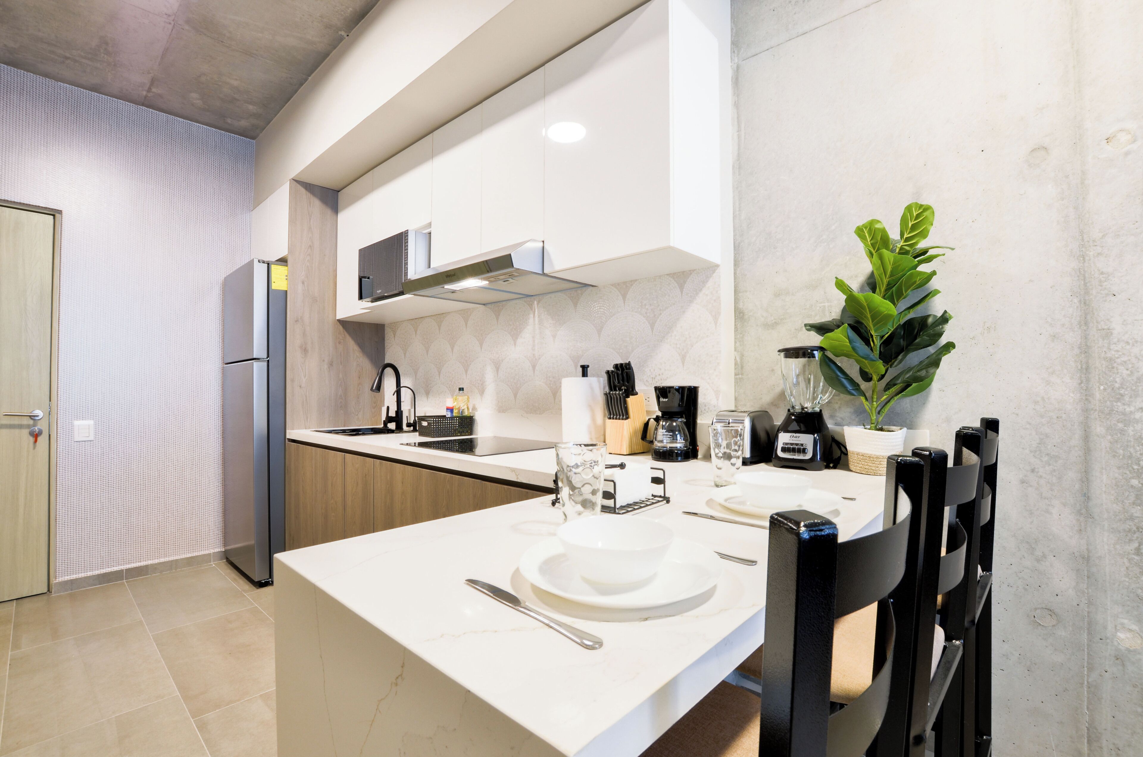 Suite, vista a la ciudad | Cocina privada | Refrigerador con congelador, microondas, parrilla de estufa y licuadora 