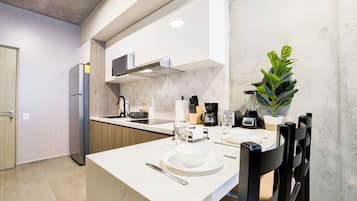 Suite, vista a la ciudad | Cocina privada | Refrigerador con congelador, microondas, parrilla de estufa y licuadora