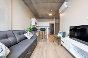 City Suite, City View | Living area | 50-inch Smart TV with digital channels, streaming services - UNA Torre (Monterrey)