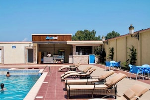 Una piscina al aire libre de temporada