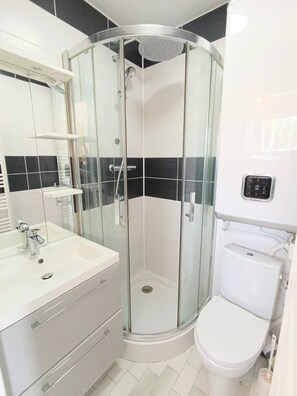 Bathroom - AS27122-Studio cabin-parking-air conditioning -600m sea (LE GRAU DU ROI)