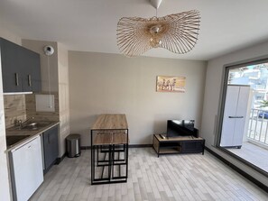 Kylskåp, mikrovågsugn, brödrost och grytor/köksredskap