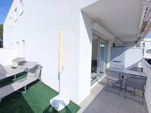 Outdoor dining - AS27122-Studio cabin-parking-air conditioning -600m sea (LE GRAU DU ROI)