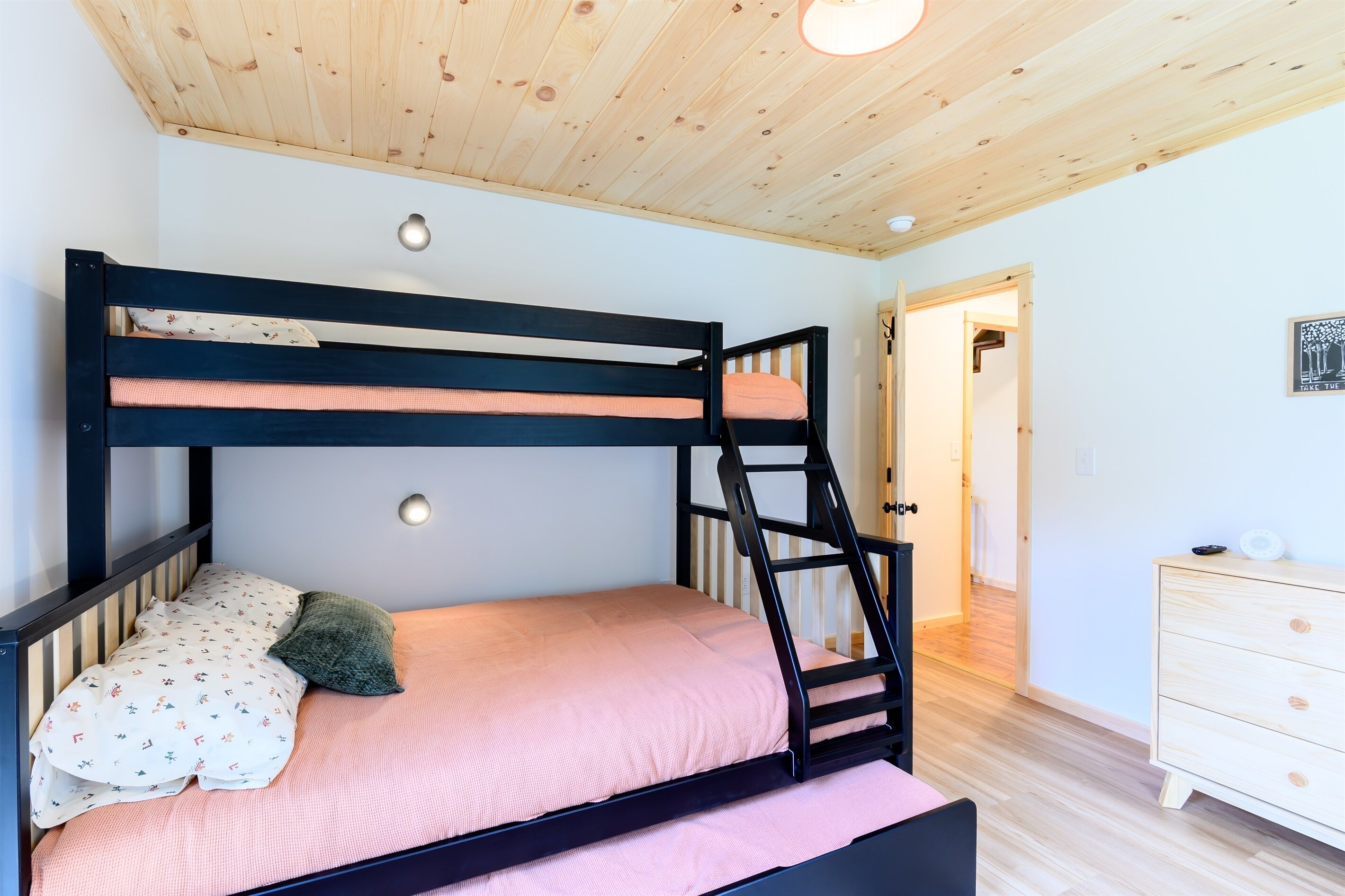 4 Schlafzimmer, Schreibtisch, Bügeleisen/Bügelbrett, Reisekinderbett