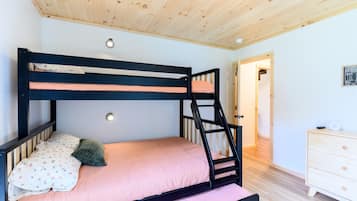 4 Schlafzimmer, Schreibtisch, Bügeleisen/Bügelbrett, Reisekinderbett