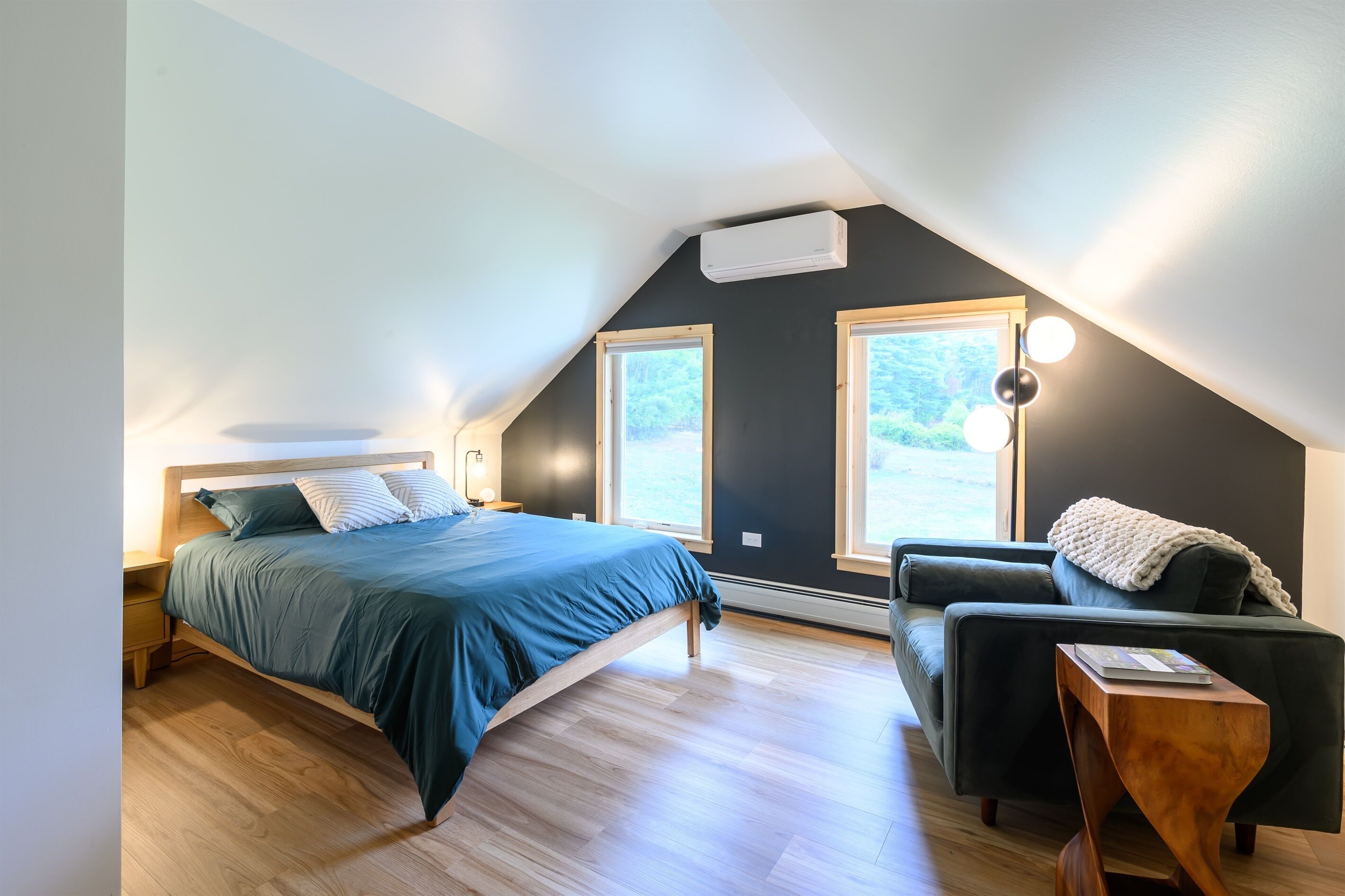 4 habitaciones, escritorio y tabla de planchar con plancha 