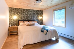 4 bedrooms, desk, iron/ironing board, travel crib - 100 Private Acres + Mountain Views | Dog Friendly Retreat (Jay)