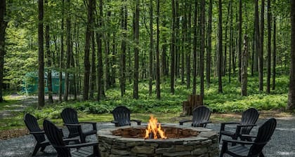 Maple Farm Cabins on Private 450 Acres - Lake - Professional Kitchen, Playground