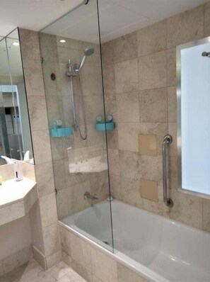 Hair dryer, towels, soap, shampoo - Stylish Stay in Prime Location (Gold Coast)