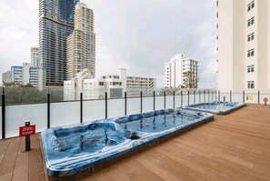Outdoor spa tub - Stylish Stay in Prime Location (Gold Coast)