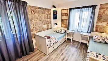 3 bedrooms, iron/ironing board, WiFi, bed sheets