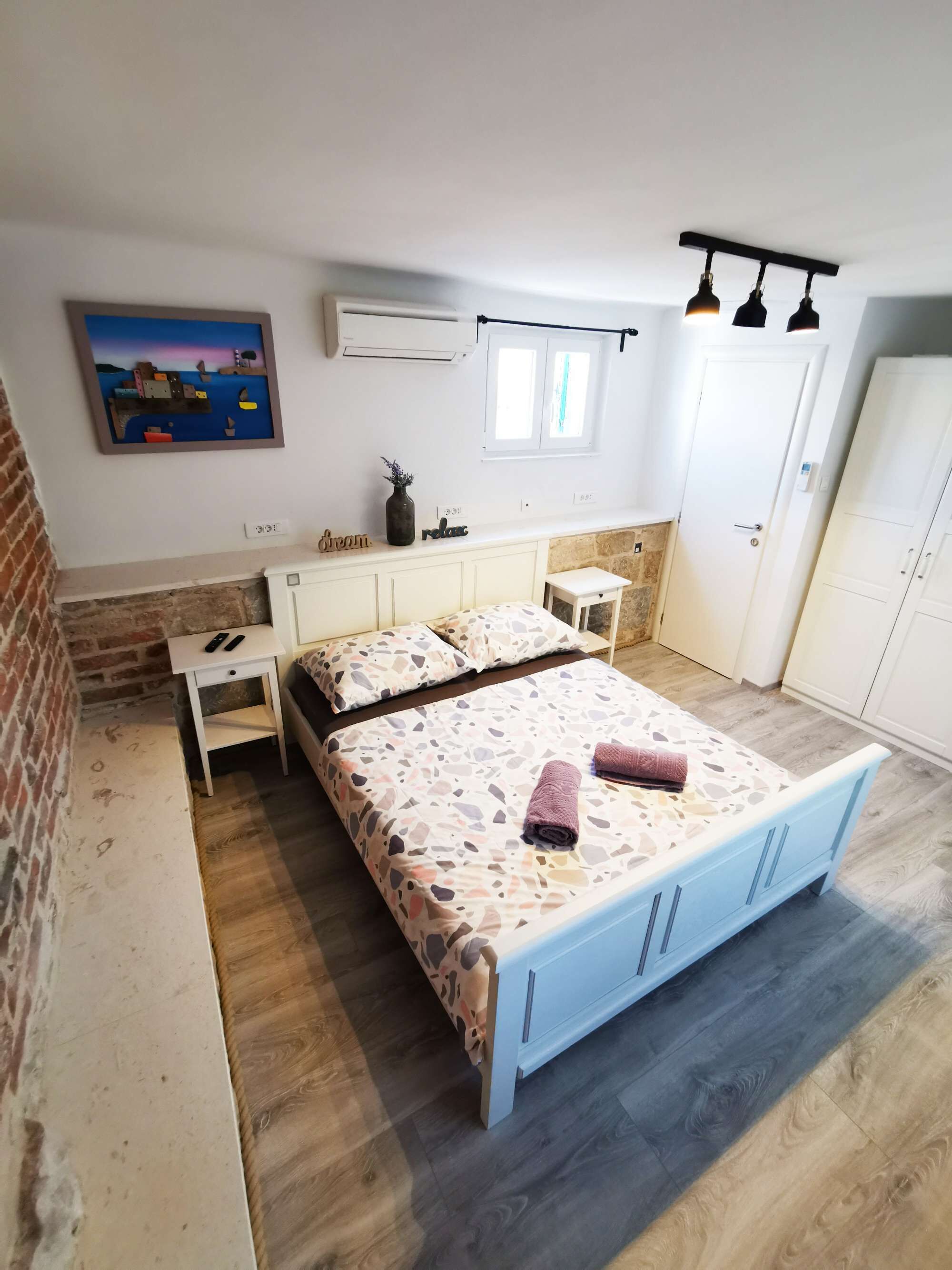 3 habitaciones, tabla de planchar con plancha, wifi y ropa de cama 