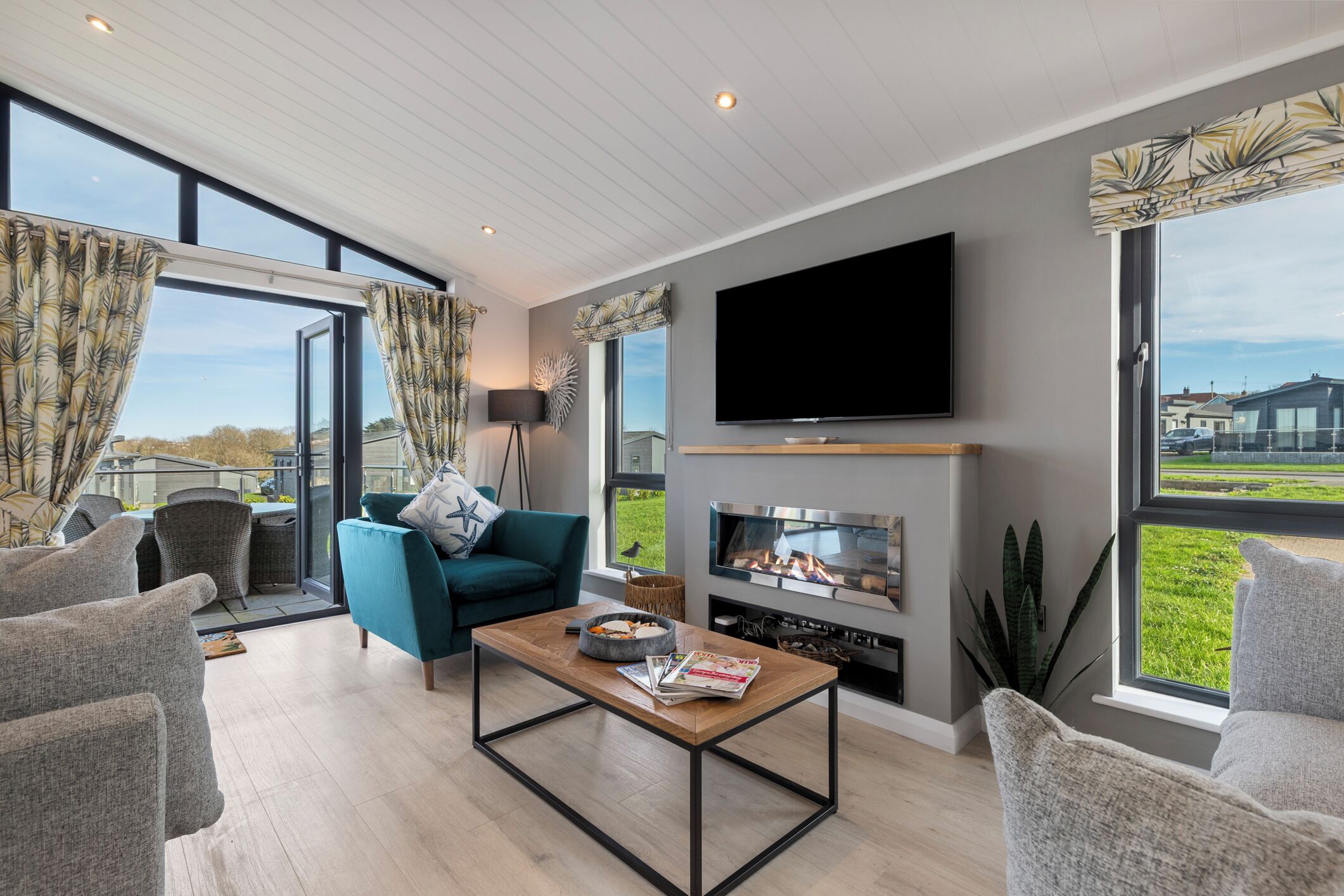 Smart TV, fireplace