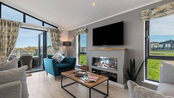Smart TV, fireplace
