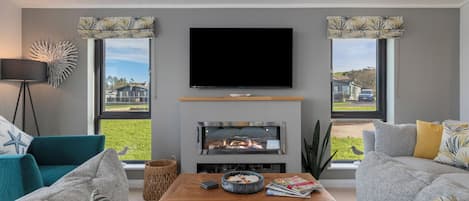 Smart TV, fireplace