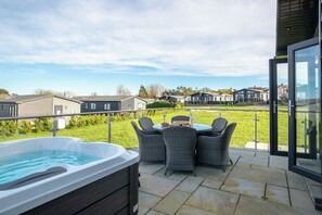 Outdoor dining - Bryn Hafod - Luxury Lodge, Hot Tub, Walk to Beach (Penally)