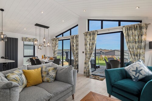 Bryn Hafod - Luxury Lodge, Hot Tub, Walk to Beach