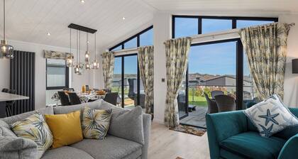 Bryn Hafod - Luxury Lodge, Hot Tub, Walk to Beach