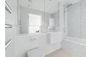 Bathroom - ✨ River View Apartment Near O2 | Sleeps 6 | Prime Location London ✨ (london)