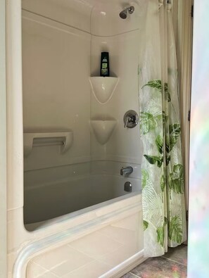 Douche, bidet, serviettes fournies, savon