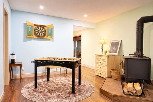 51 Acre Summer Farmhouse-Hottub, Stargazing, BBQ-Sleeps upto 8