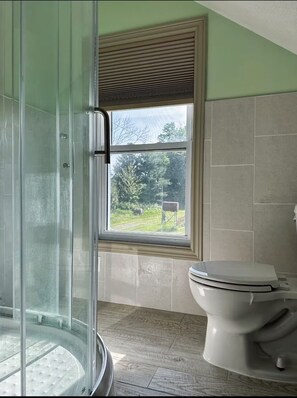 Regadera, bidet, toallas, jabón 